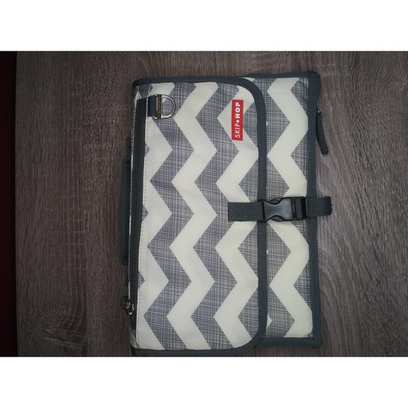 Skip Hop Gray / White Portable / Travel Pronto Chevron Mesh Baby Changing Pad - Picture 6 of 7